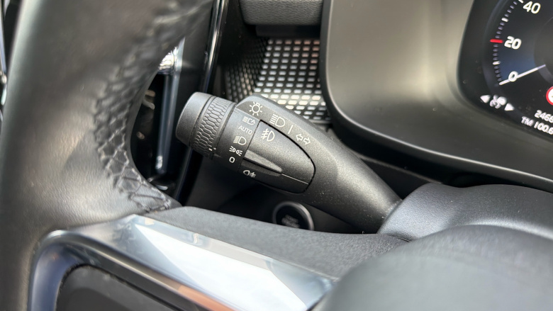 Volvo Xc40 2.0 B4P R DESIGN Pro 5dr AWD Auto Petrol Estate